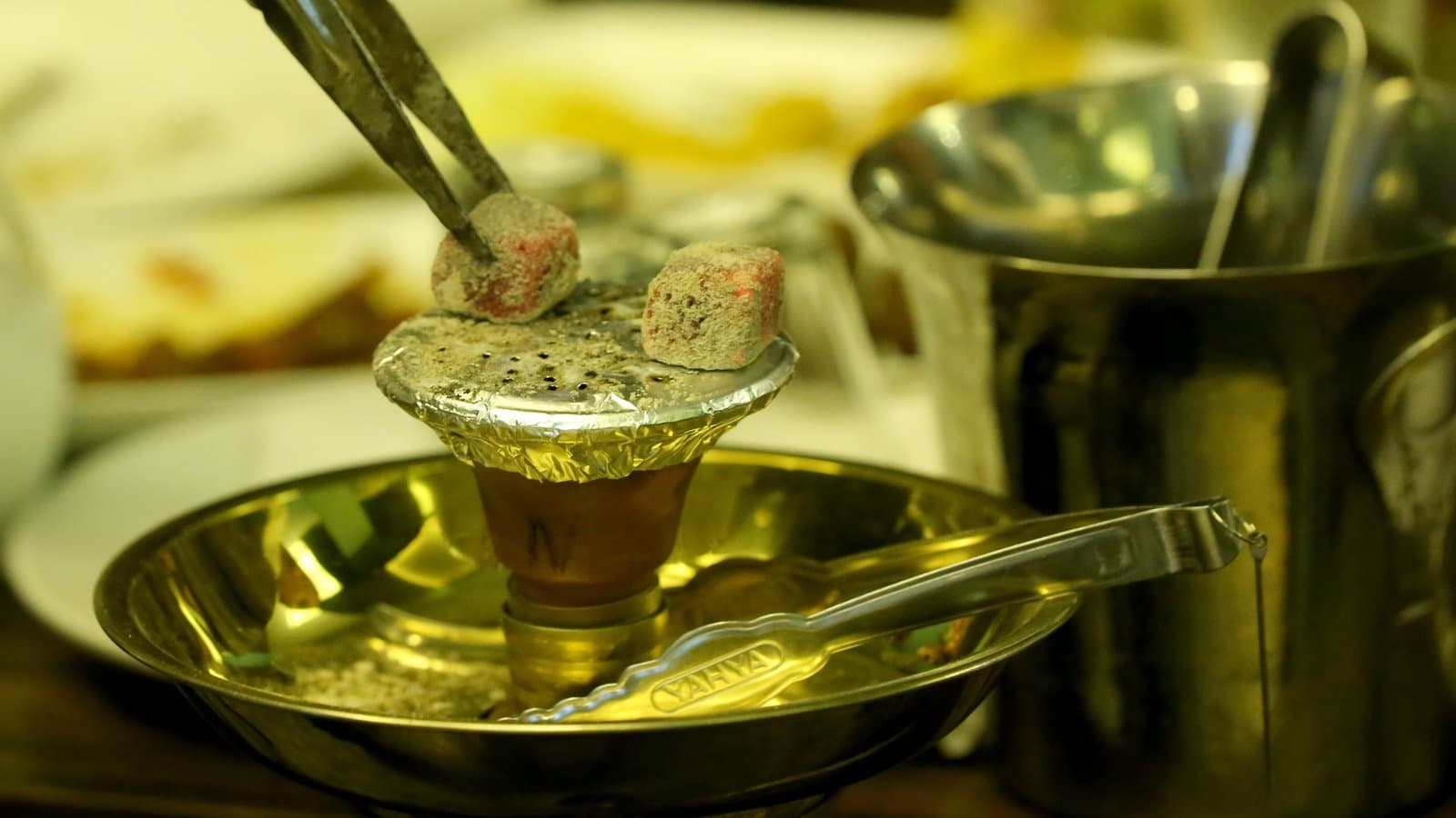 "الأرغيلة" رفيقةُ اللّبنانيّ اليوميّة في مواجهةِ الانهيار... هل يهدَّدُ الوضعُ الاقتصاديُّ بغيابها؟