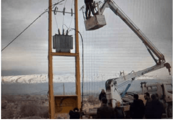 تركيب محول كهرباء في حي الواد في بعلبك بعد انقطاع التيار الكهربائي منذ الصيف الماضي