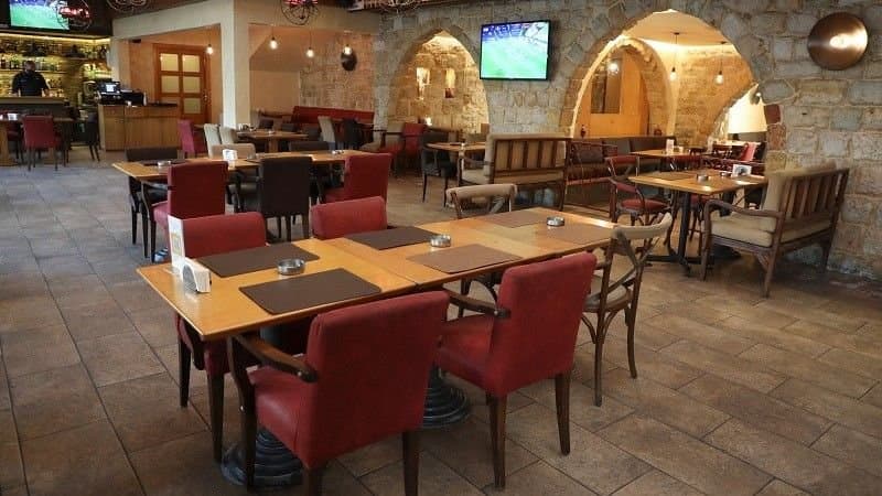 المقاهي الشعبيةُ تعودُ إلى الواجهة: هل أصبحَ ارتيادُ المطاعم مظهرًا طبقياً؟