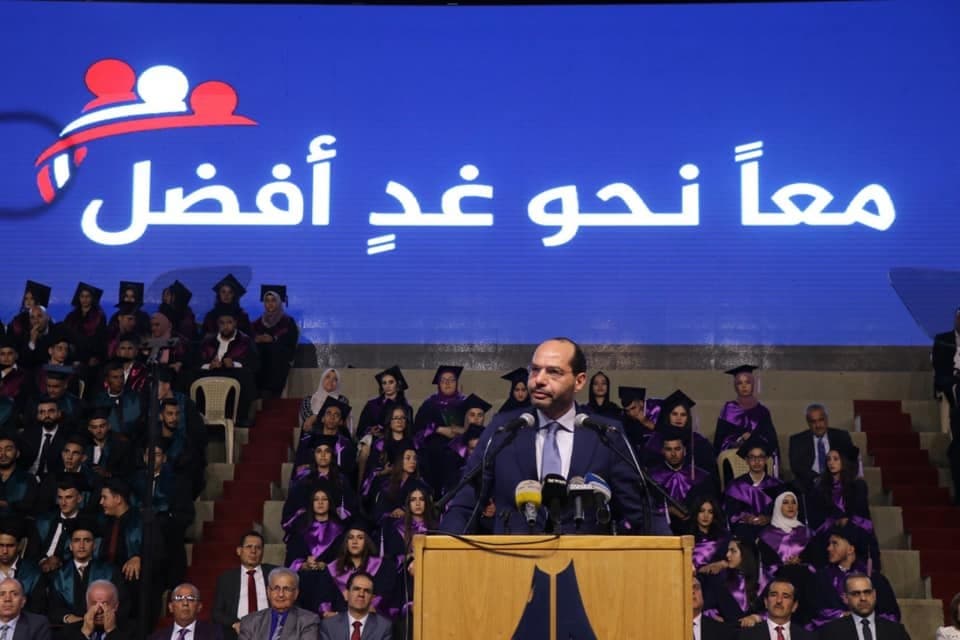الوزير حسن مراد يقدم 3 منح جامعية لكل بلدية في لبنان