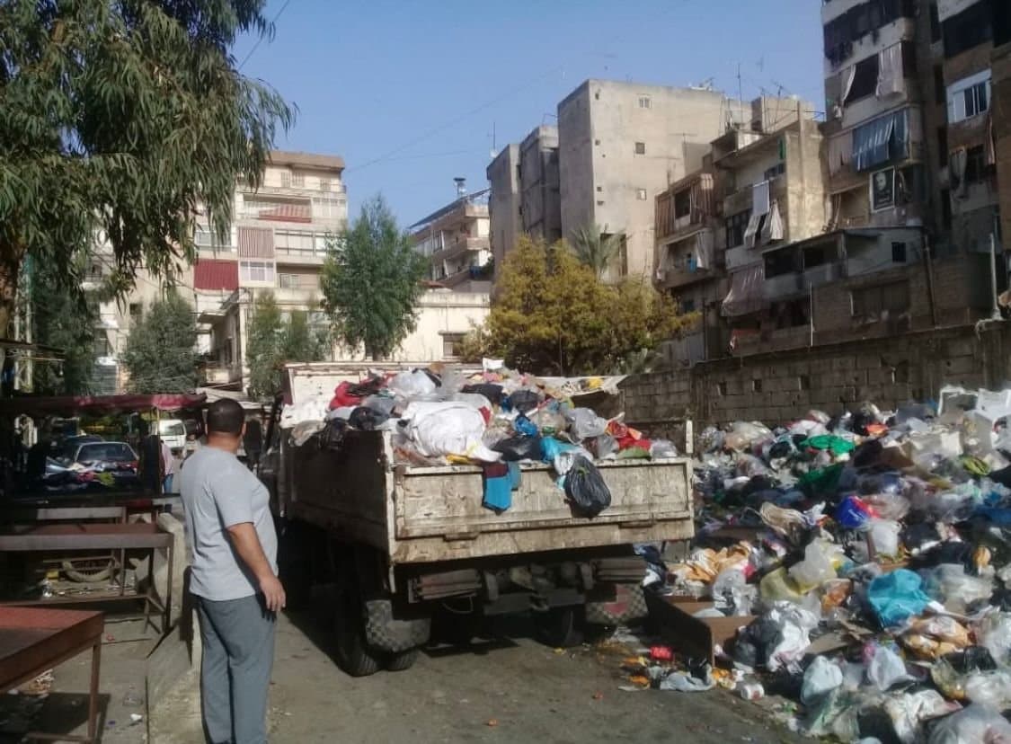 اامفرزة الصحية في الغبيري تباشر رفع النفايات بعد تراكمها في الضاحية