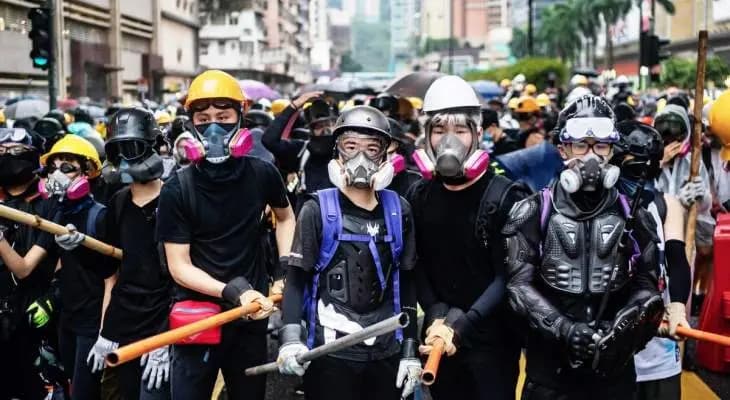 المحكمة العليا بهونغ كونغ قضت بعدم دستورية قرار منع المتظاهرين من ارتداء أقنعة